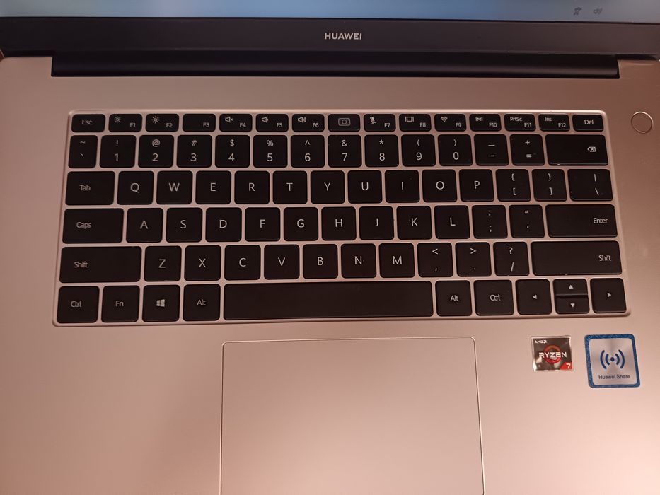 Huawei MateBook D 15 BOHK-WAX9X
cu AMD Ryzen 7 3700U, 8 GB RAM și graf