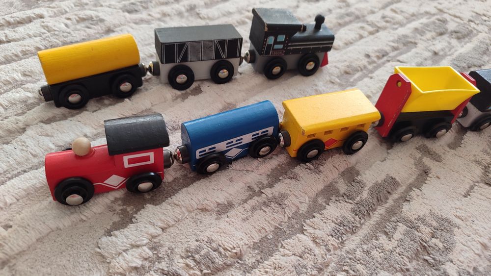 Деревянный поезд на магнитах