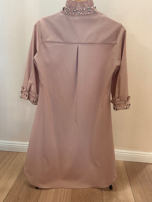 Къса рокля-риза с декорация по яката и маншети