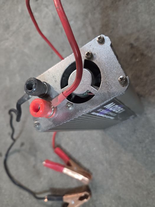 Инвертор 220V 1500ват