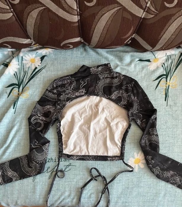 Top crop negru cu model, mâneci lungi, mărimea xxs