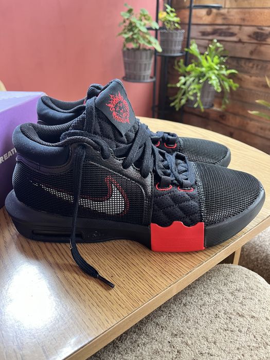 Nike Lebron Witness VIII