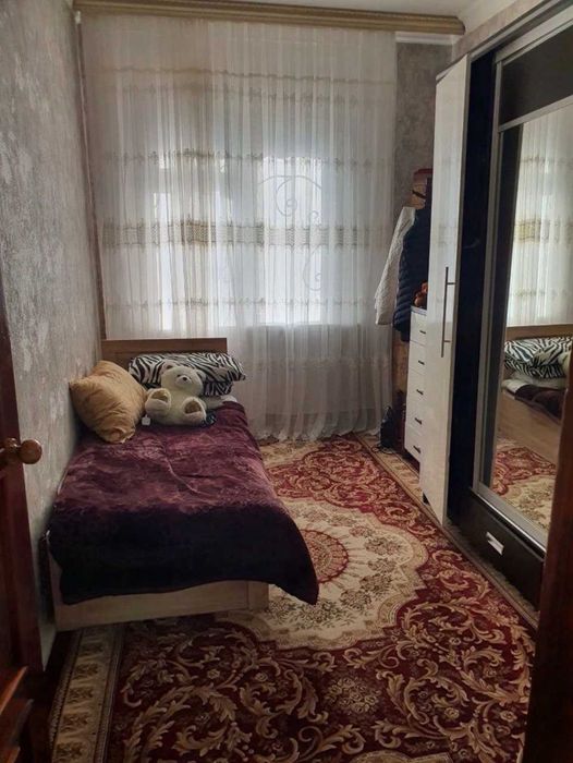 Юнусабад 15 кв  3-ком 3-этаж/4. Срочно Туркистон метро 100м.