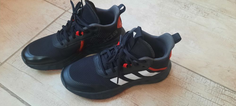 Продавам Adidas own the game  40 2/3