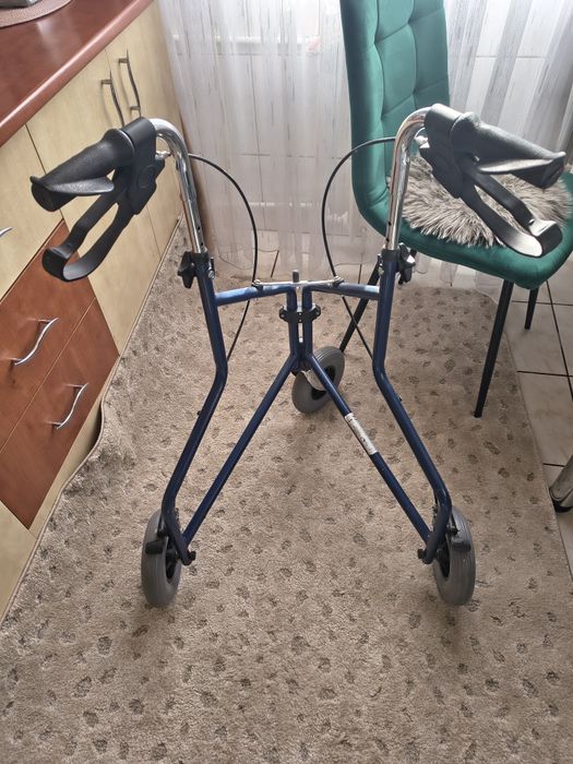 Cadru de mers cu roți și frâne