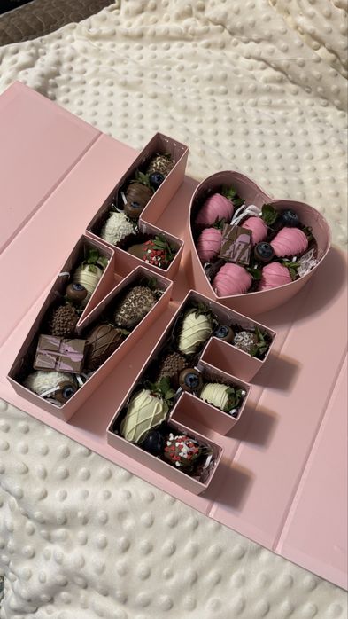 Клубника и финики в шоколаде