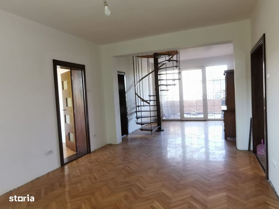 Apartament spatios 136 mp utili cu garaj ,terasă , balcon si boxa.