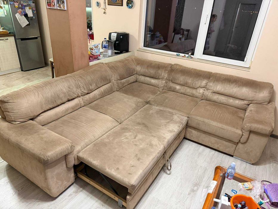 Голям десен ъглов диван (250х240 см) – Цвят Шампанско, с вградено шкафче