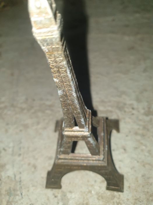 Turn Eiffel in bronz  H 17 cm, baza 8 x 8 cm.