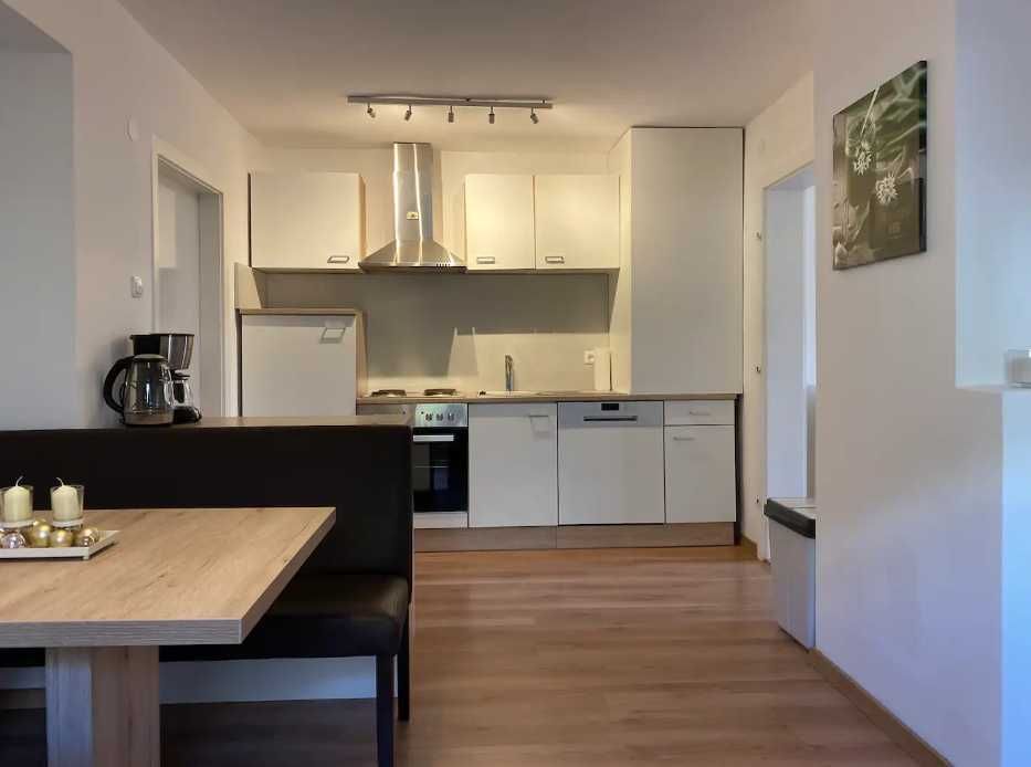 Дава се под наем Тристаен апартамент в Пловдив, Център - 99 кв.м за 265 € - Снимка #2