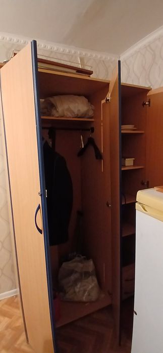Шкаф продается трехдверный
