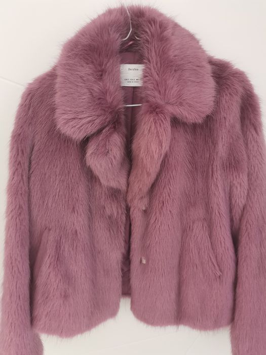 Лилаво късо палто с косъм  Bershka