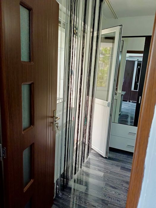 Închiriez apartament cu 2 camere