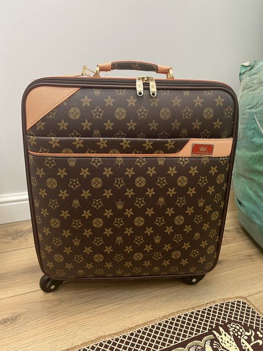 Подам чемодан ручная кладь компактная