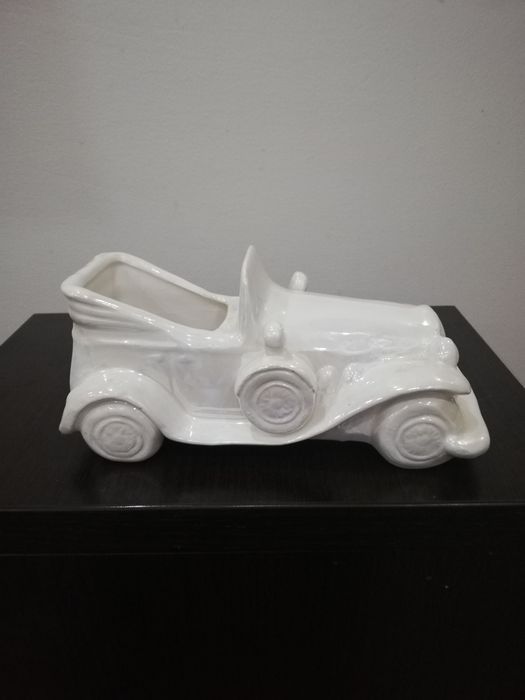 Много красива и различна ретро кола от керамика.