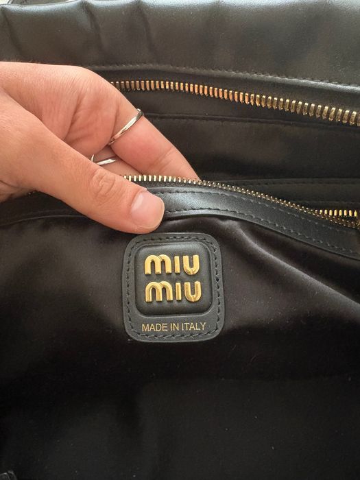 Оригинална чанта Miu Miu от естествена телешка кожа.