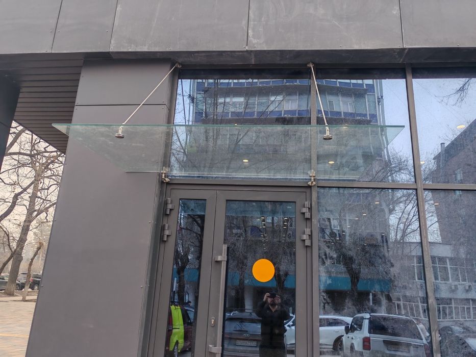 Перила из стекло для лестница на балконе