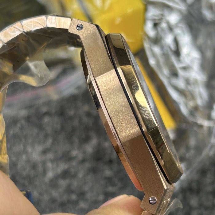 Audemars Piguet AP Royal Oak Chronograph, 41 mm, Frosted розово-златист корпус и син циферблат