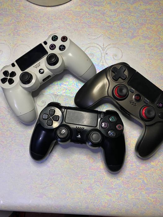 PlayStation 4 1TB + 3 джойстика + PS Plus Deluxe + FIFA 26
