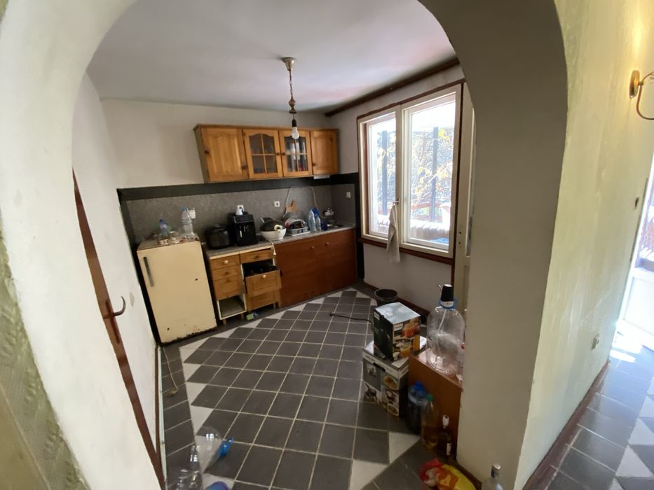 Къща на четири нива с изграден басейн област София