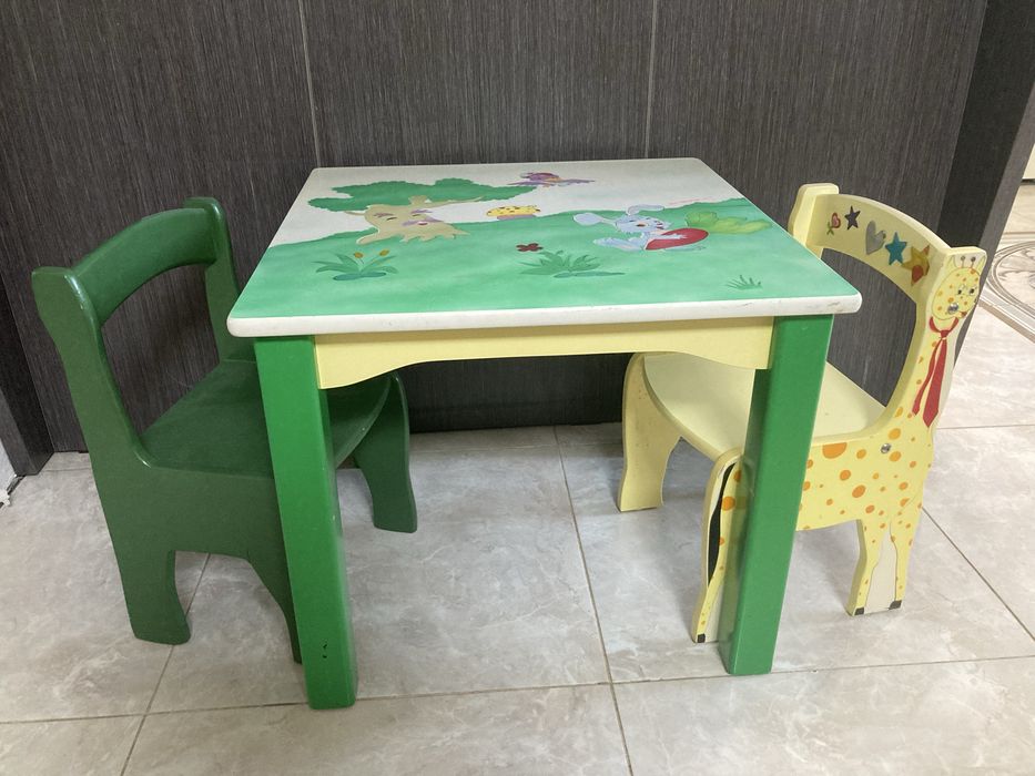 Детский столик и два стульчика