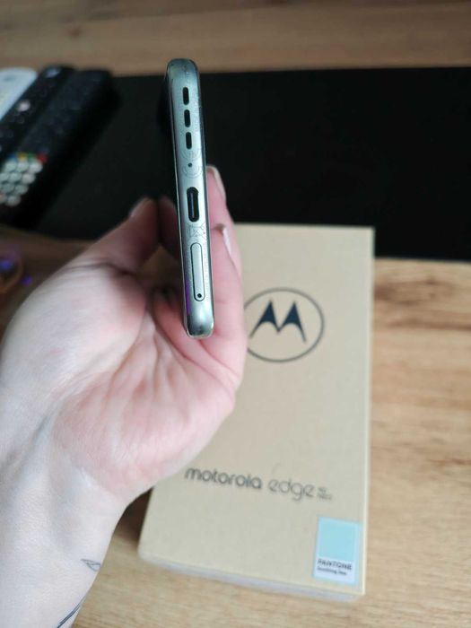 Продавам Motorola edge 40 neo 12/256 в отлично състояние