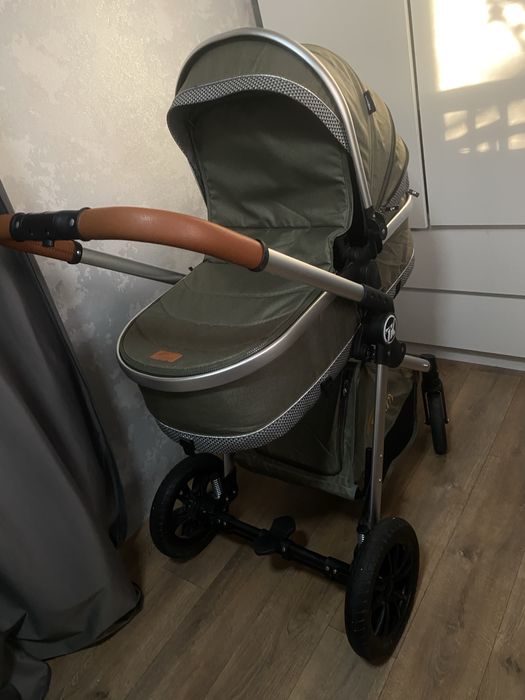 Продам КОЛЯСКУ с автолюлькой макинск