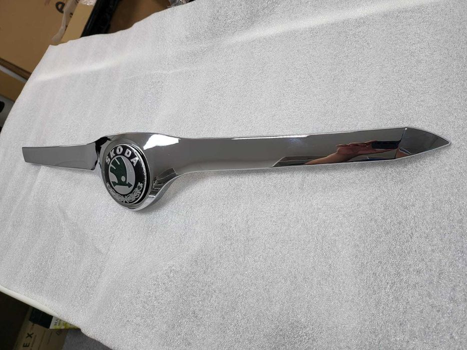 Молдинг хром на капот Skoda SUPER B
