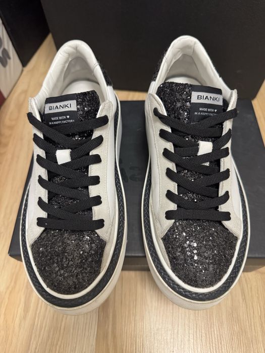 Обувки с брокат , кожени