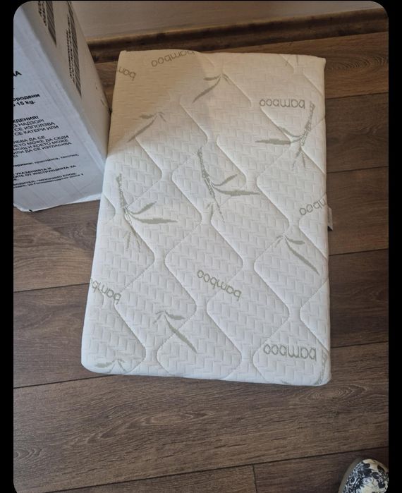 Продавам сгъваемо детско легло на две нива Chipolino  плюс матрак.