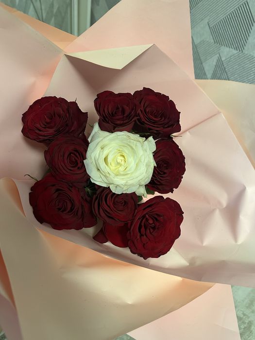 Красивый букет из 9 роз