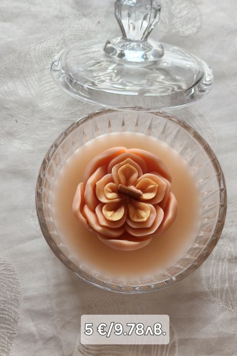 Ароматна свещ  с нежен цвят и аромат  праскова