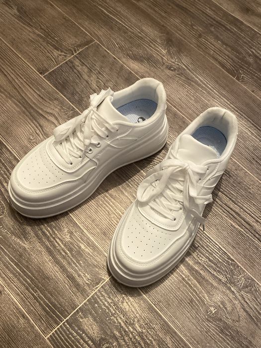 Продам кроссовки