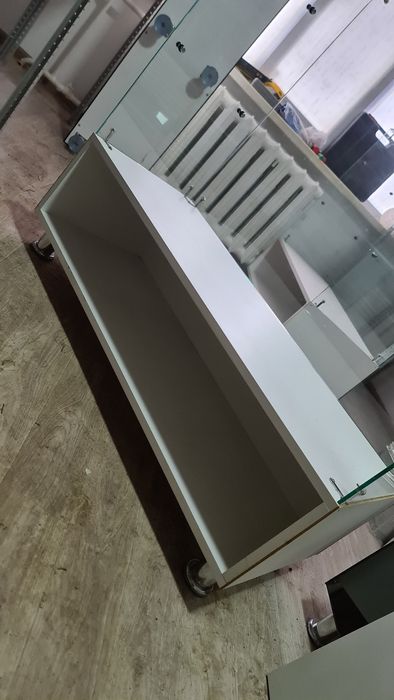 Прилавок с двумя стеклянными полочками