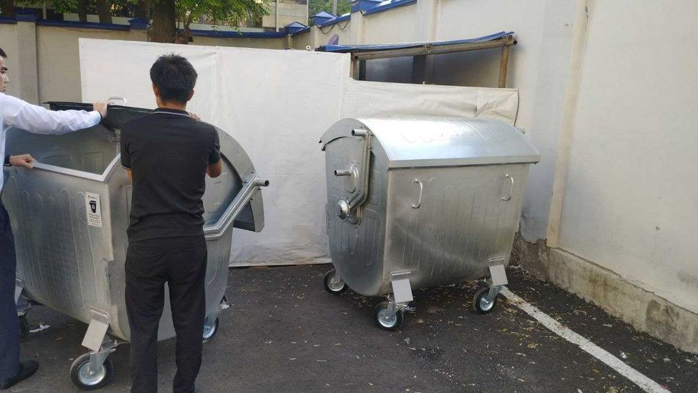 Продаётся оцинкованный мусорный бак объёмом 1100 л.