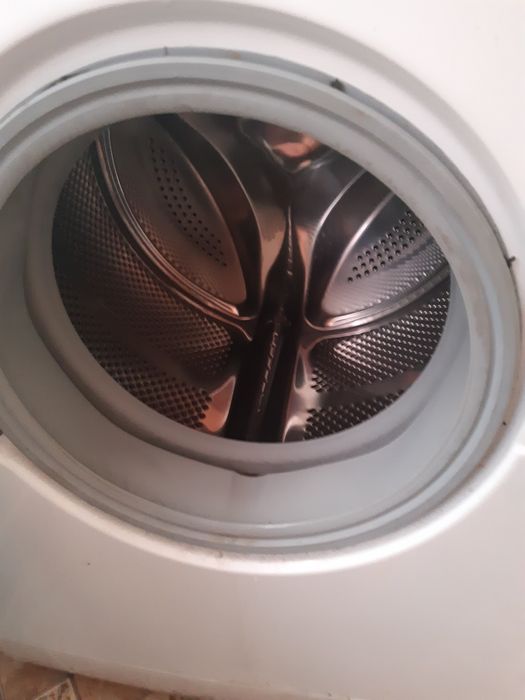 Продам на запчасти стиральную машину ВОSCH  в рабочем состоянии и Инде