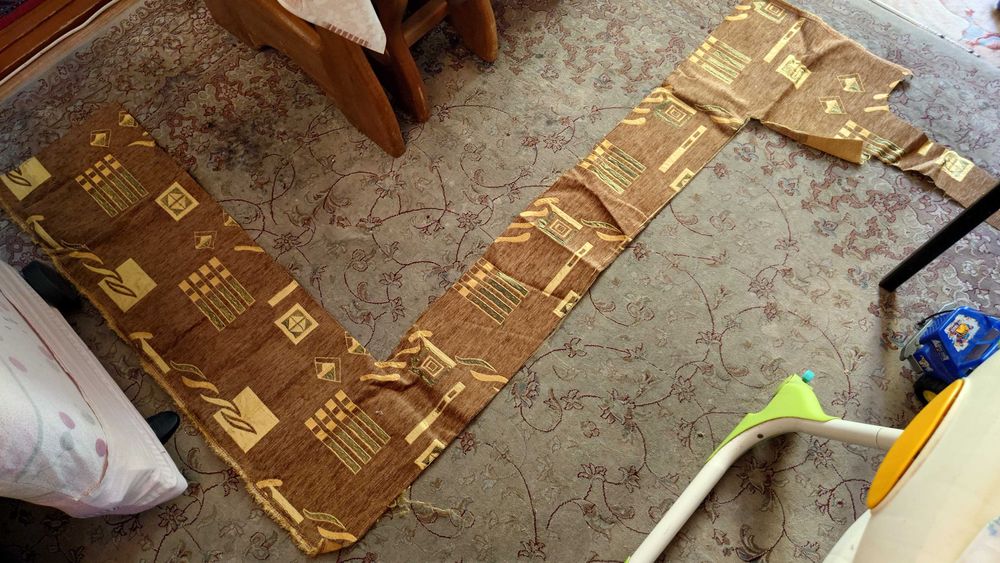 Куски гобеленовой обивочной ткани, оставшиеся после ремонта мебели.