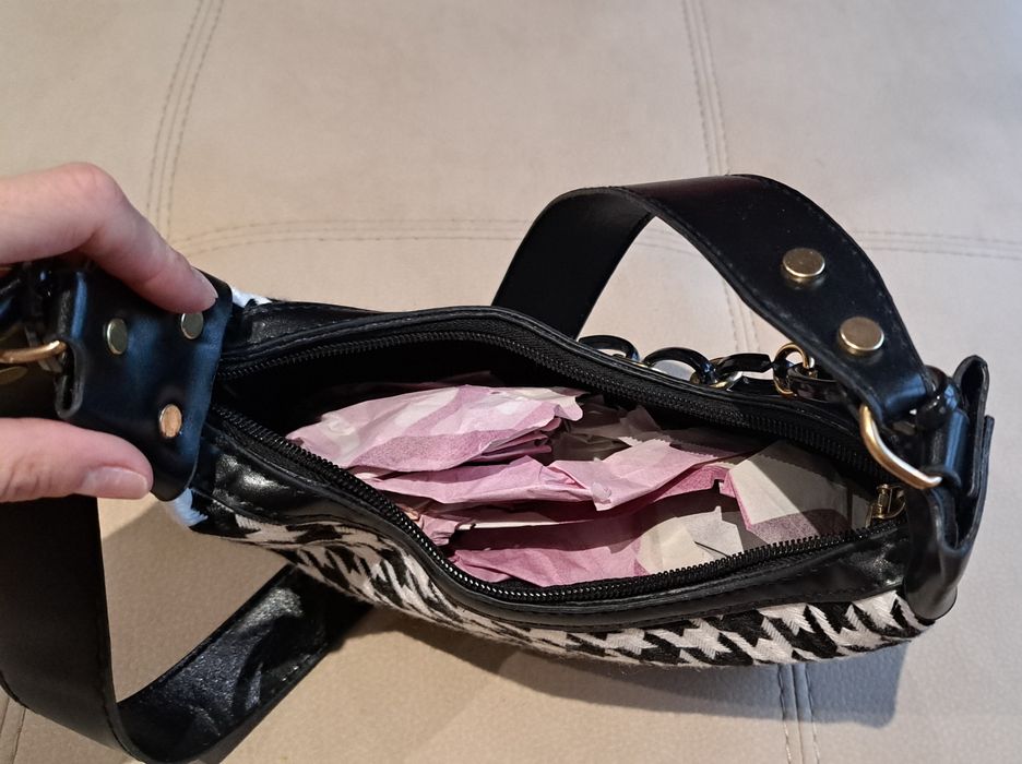 Нова мини дамска чанта от текстил и еко кожа.