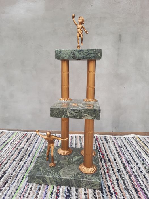 Trofeu din metal și marmură