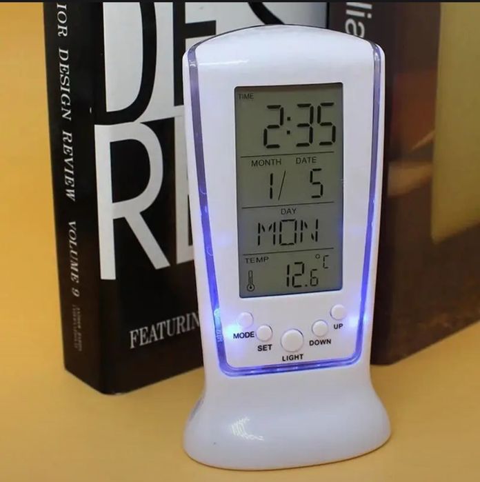 Цифровой будильник с синей задней планкой