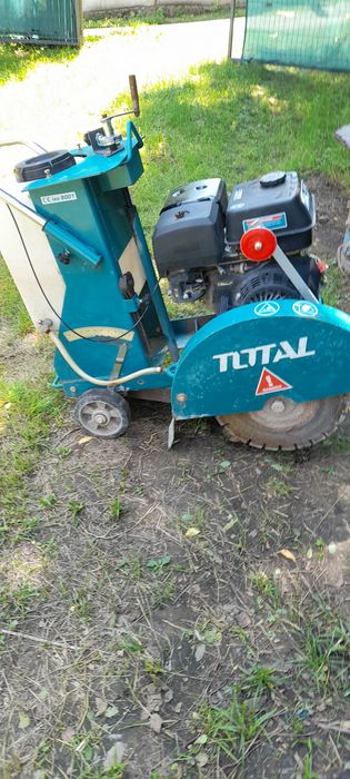 Mașina de tăiat asfalt