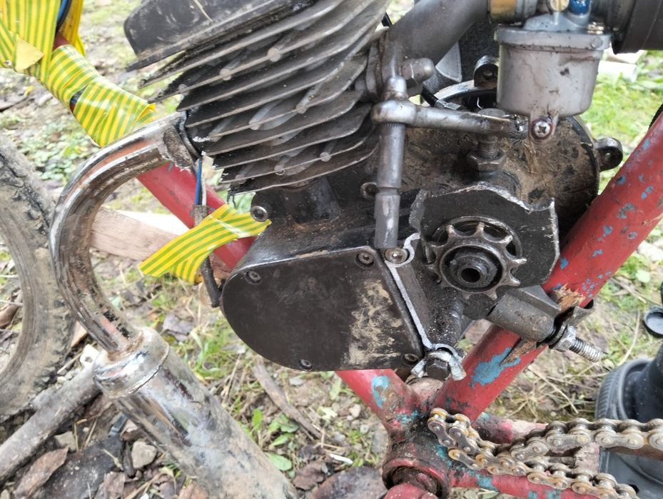 Vând motor de bisa  și tot cu acâseori