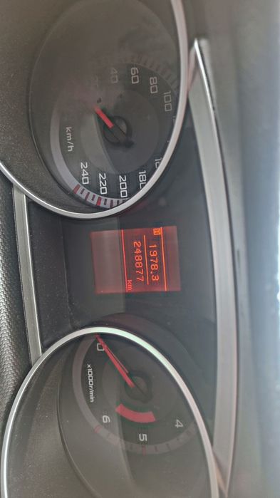 Vând sau schimb Mitsubishi outlander