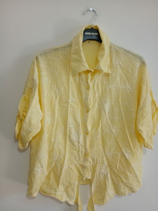 Bluza de vara marimea M pentru fete/femei in stare perfecta
Dimensiuni
- latimea intre umeri 65 cm
- latimea intre axile 55 cm
- circumferinta talie 1