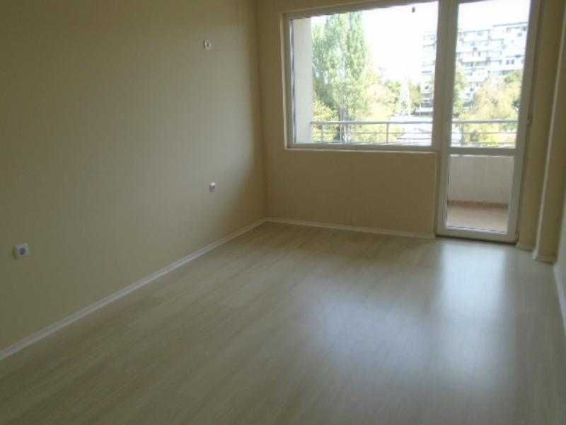 Дава се под наем Тристаен апартамент в Бургас, Славейков - 80 кв.м за 306 € - Снимка #1