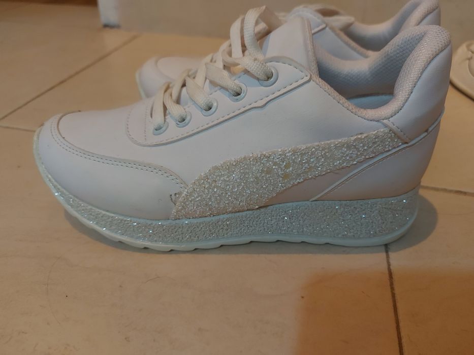 Бели маратонки с лек брокат