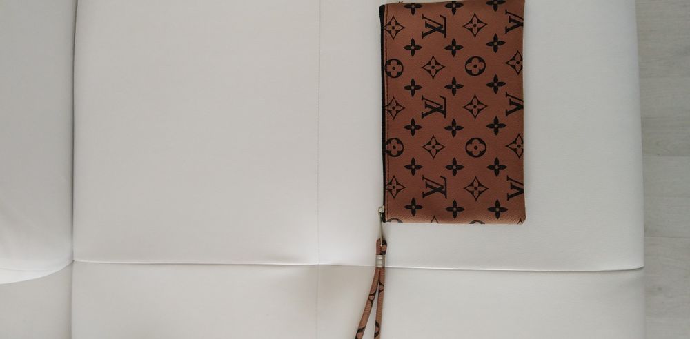 Vand borseta /plic/L. V. Nou nouța, produs de calitate import Italia.