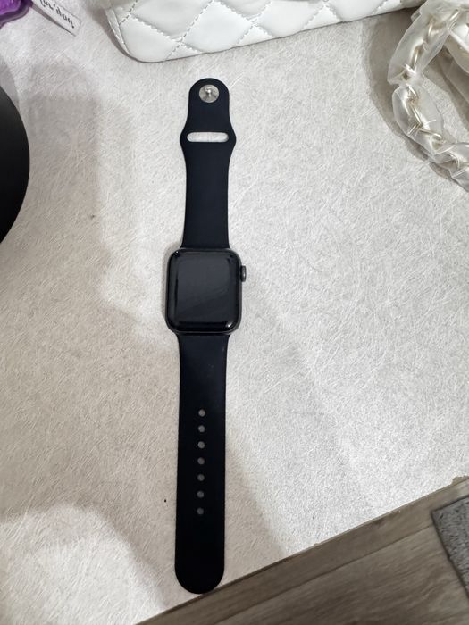 Apple Watch 4 б/у , в подарок ремешок .