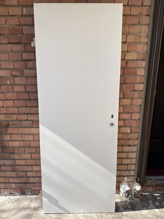 Два броя бели врати