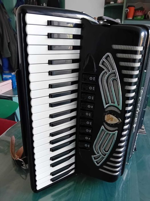 Vînd acordeon Ramjess 120 bași făcut de guerrini
